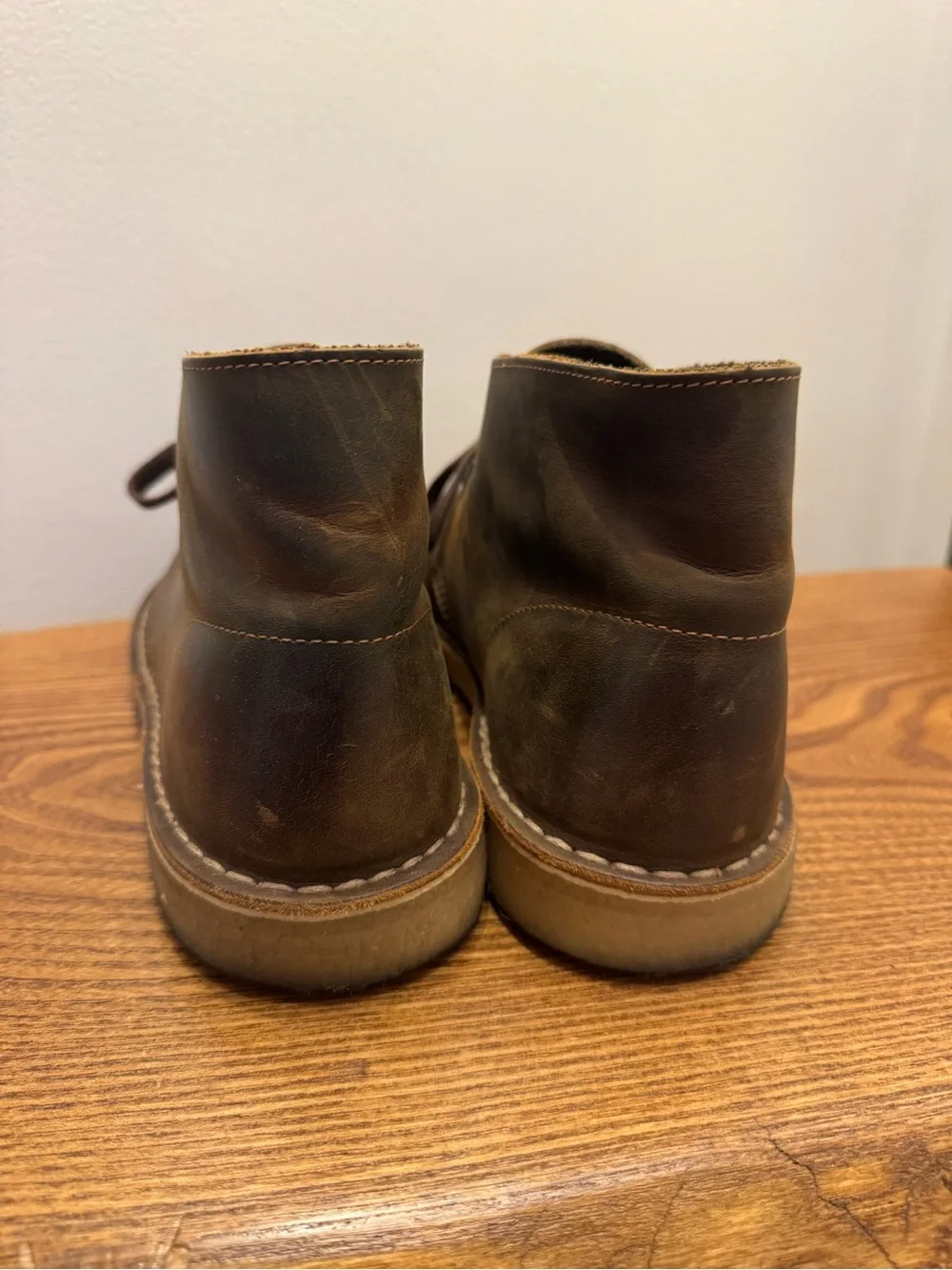 Clark’s classic crepe sole desert boot in brown beeswax size 9.5